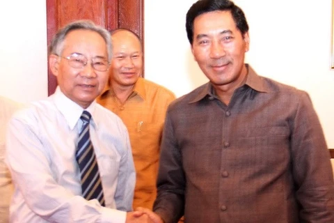 老挝政府副总理布达纳冯会见范文章副主席